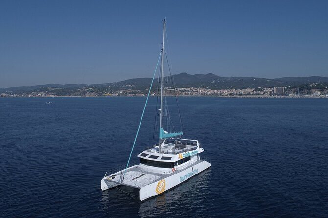 3-Hours Catamaran Tour in Malaga with Paella - Entering Muelle Uno: Finding Mundo Marino and Getting On Board