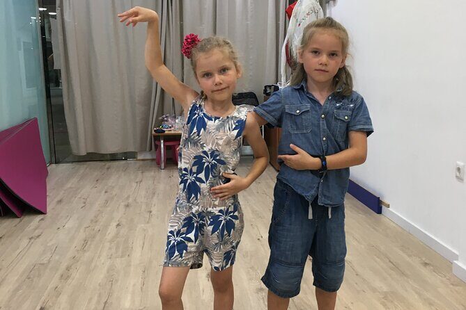 45 minutes flamenco dance class for family in Málaga - A Family Flamenco Class That Works at Kid Speed