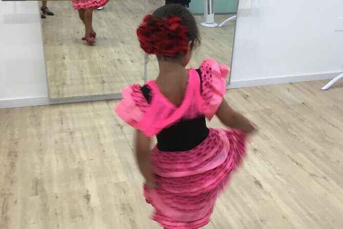 45 minutes flamenco dance class for family in Málaga - The 45-Minute Flow: What Happens From Warm-Up to Final Moves