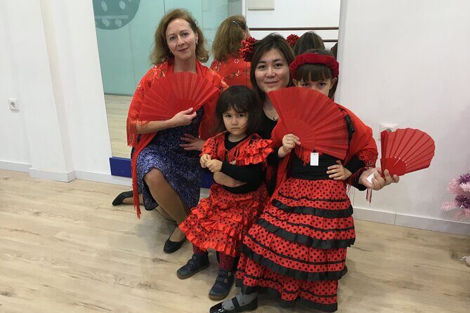 45 minutes flamenco dance class for family in Málaga - Small Group Size: Why Max 7 People Matters