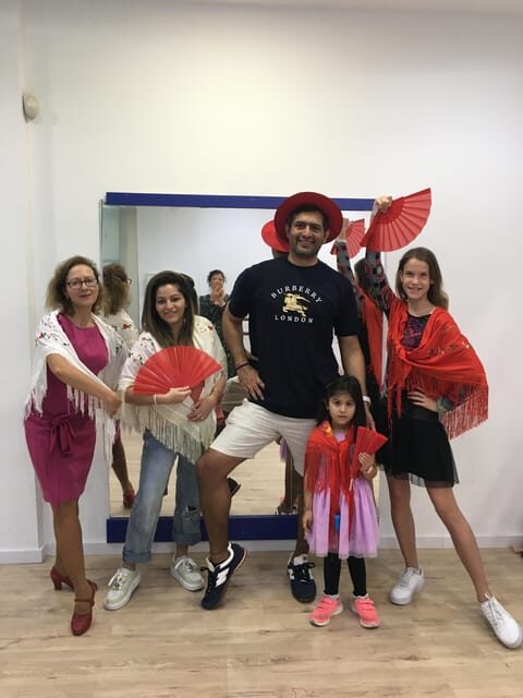 45 minutes flamenco dance class for family in Málaga - Who This Flamenco Class Is Best For