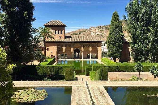 Alhambra, Nasrid Palaces and Generalife Private Tour from Malaga - 1 to 2 Hours in Granada: Use Your Free Time Like a Local