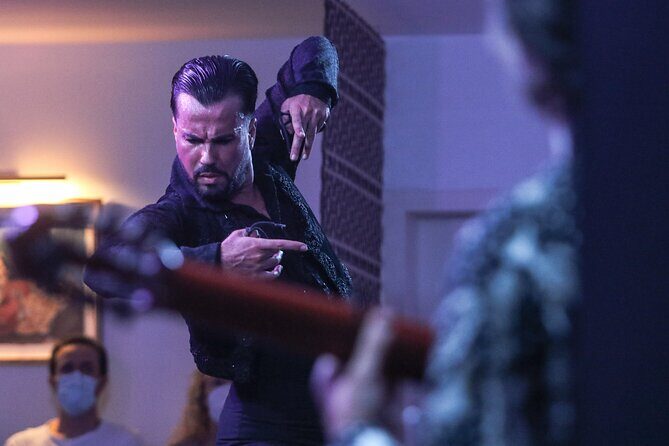 Authentic flamenco show. Alegria and gastronomy Malaga - Drinks and Table Service: How the Venue Handles Comfort