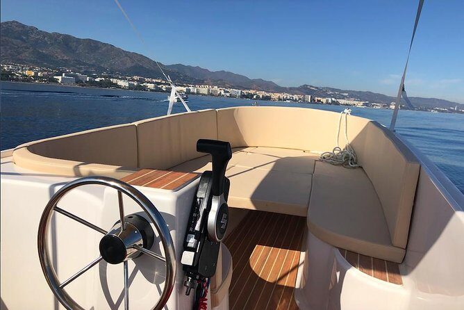 Boat Rental without License Puerto Banus - Service and communication: helpful staff, uneven moments