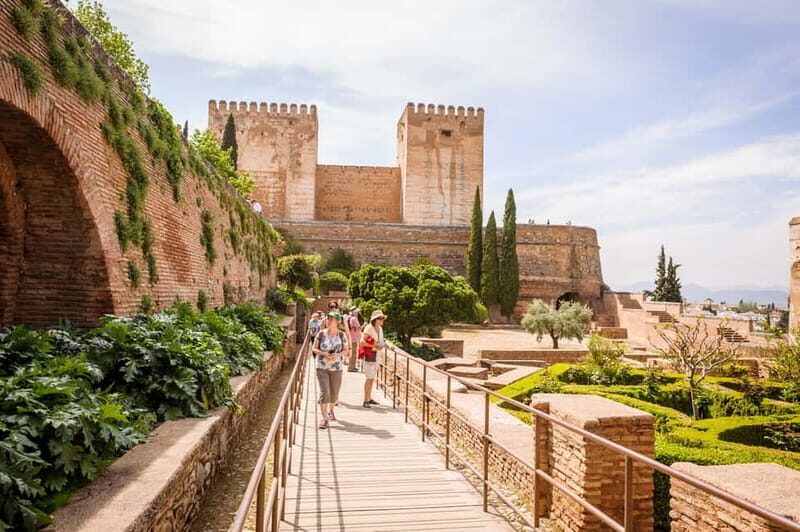 From Costa del Sol: Granada Full-Day Tour - Getting your bearings in Granada’s historic center