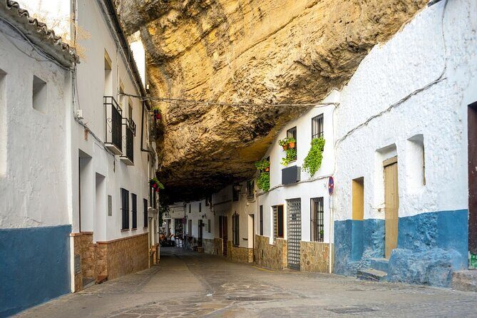 From Costa del Sol: Ronda and Setenil de las Bodegas - Getting there by modern coach: the ride through Ardales and Cuevas del Becerro