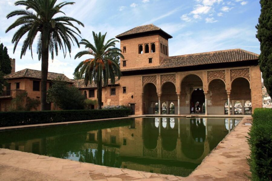 From Malaga: Alhambra Guided Tour with Entry Tickets - Alcazaba and the best city views: Granada from the fortification