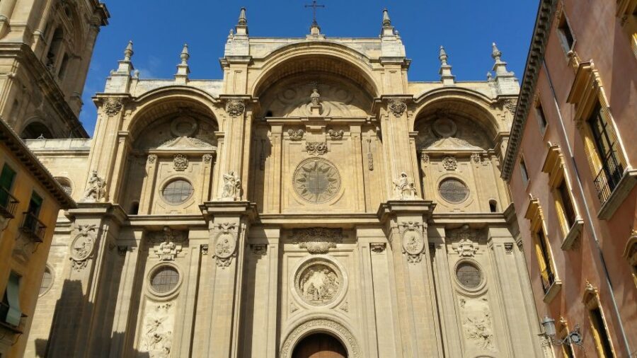 From Malaga and Costa Del Sol: Granada Day Trip - Guides on the coach: what you should look for (and why it matters)