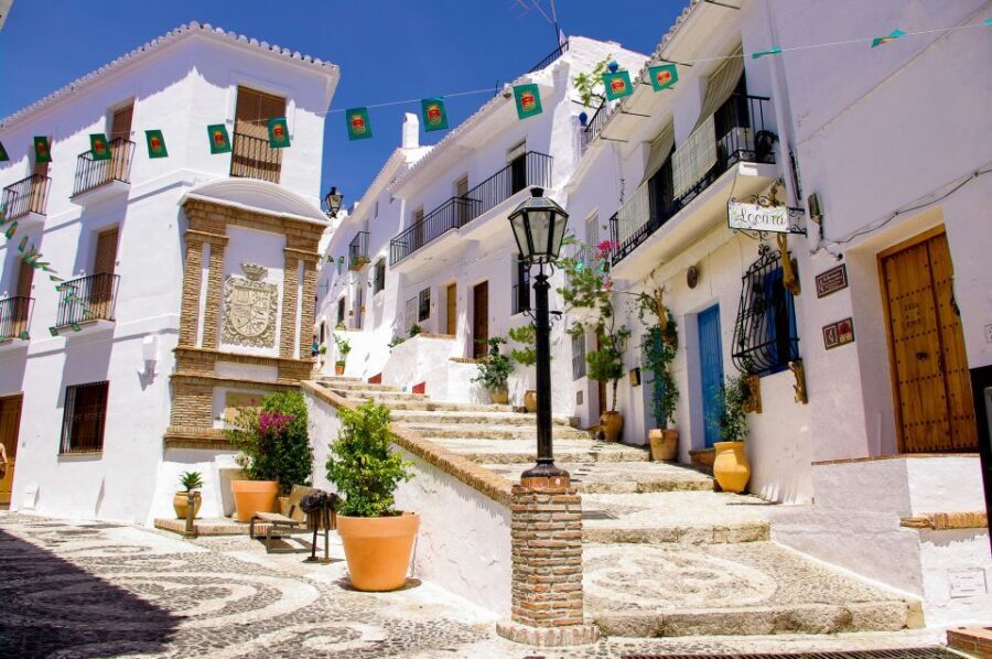 From Málaga: Frigiliana Hiking Tour with Wine & Appetizers - Wine cellar tasting and tapas: the sweet-wine reality check