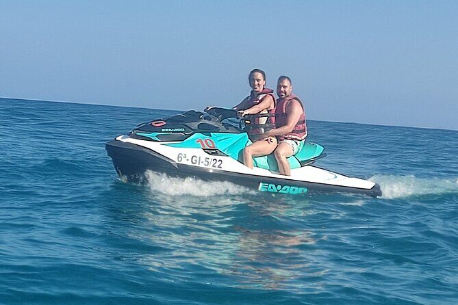 Fuengirola: Alquiler Jet ski 30 min / 1 hour - Comfort on Land: Shower and Toilet for After the Ride