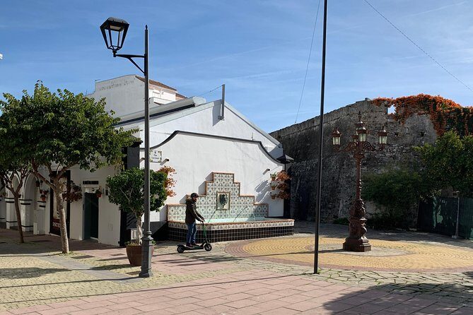 Guided tour of the Old Town Estepona - Plaza de las Flores and Casa de las Tejerinas: flowers, tapas, and exhibits
