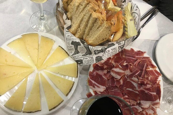 Malaga Food Tour: Tapas, Drinks and Delights with a Local - Guides make or break the flow (and this one tends to deliver)