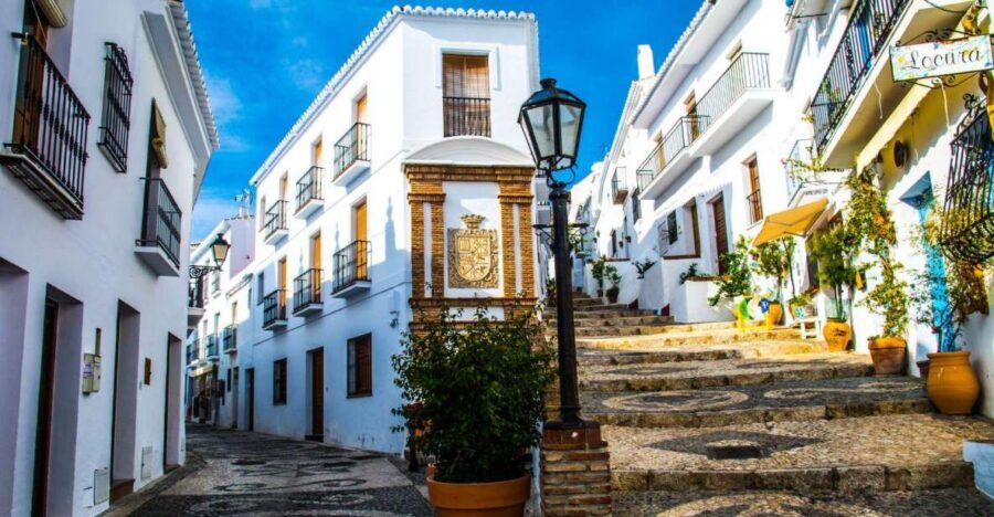 Malaga: Frigiliana & Nerja Tour with Local Product Tastings - Málaga to the Axarquía coast: the drive that sets the tone