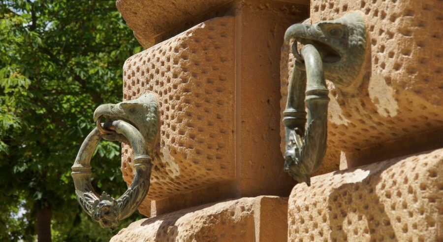 Malaga: Granada Day Trip with Alhambra, Palaces and Gardens - What’s included in the guide experience (and the languages)