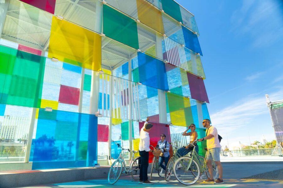 Málaga: Highlights, Hidden Gems and Coast Vintage Bike Tour - Why a vintage bike works so well for Málaga’s layout