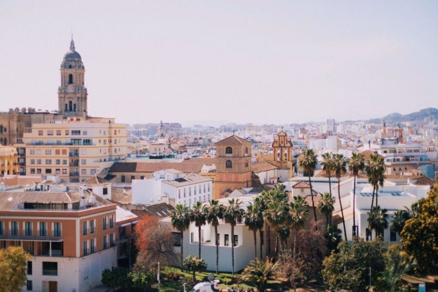 Málaga: Highlights, Old Town & Viewpoint Walking Tour - Getting started at Fuente de Genova in Plaza de la Constitución