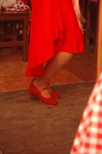 Málaga: Learn to dance flamenco rumba in 45 minutes - Inside the Class: The 45-Minute Flow You’ll Actually Feel