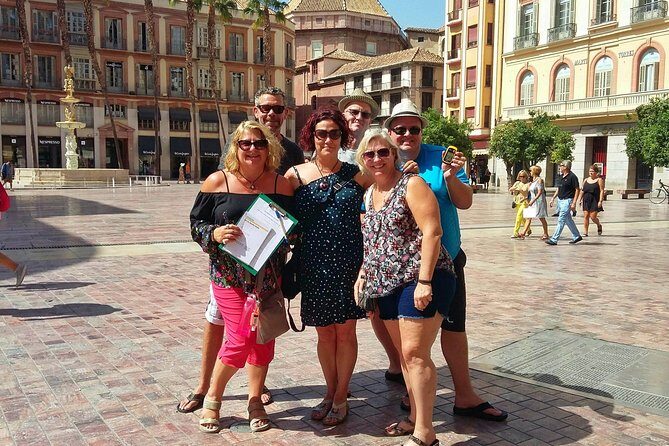 Málaga: Private Sightseeing Treasure Hunt - The start at Fuente de Génova and Plaza de la Constitución