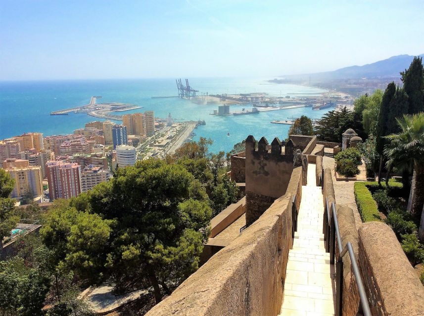 Malaga: Private walking tour - Guide style: the difference between hearing facts and using them