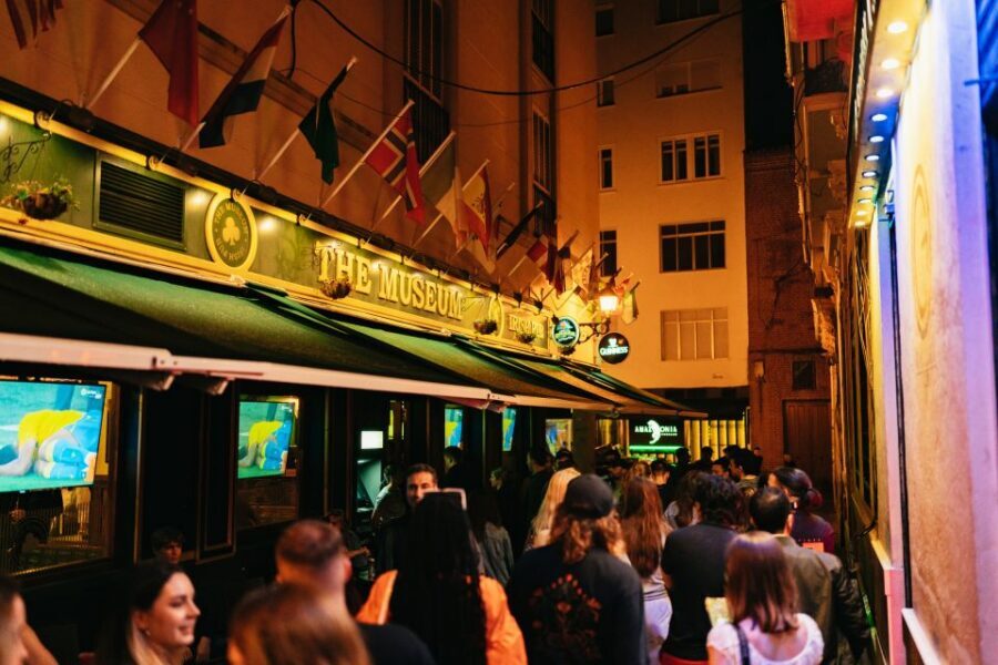 Malaga: Pubs and Clubs Crawl - Secret Stop 1: where the night starts shifting into club mode