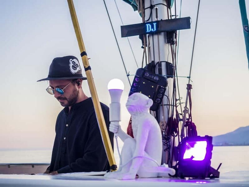Malaga: Sailing Catamaran Sunset Cruise with Live DJ & Drink - Boarding at Málaga Port: Finding Catamaran Mundo Marino