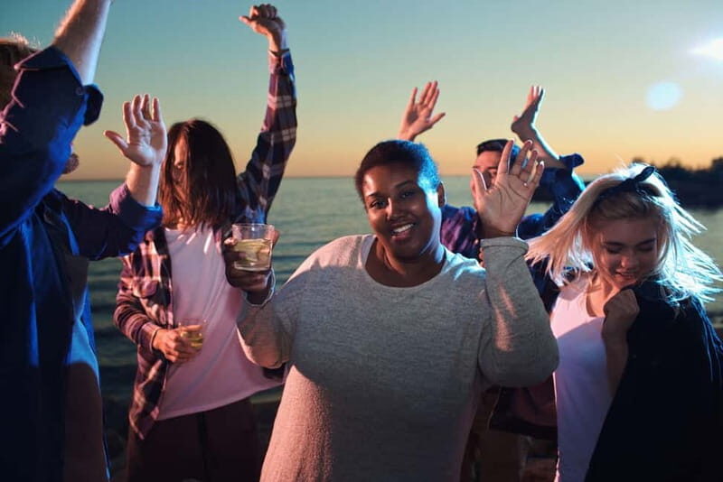 Malaga: Sailing Catamaran Sunset Cruise with Live DJ & Drink - Who this sunset cruise is best for