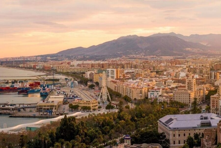 Malaga: Walking Tour of Must-See Attractions - Malaga Cathedral and the Malaga Museum: art plus archaeology in one flow
