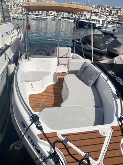 MANGO BOAT - Unlicensed boat in Puerto Banús - Getting the Controls: How Driving the Boat Works
