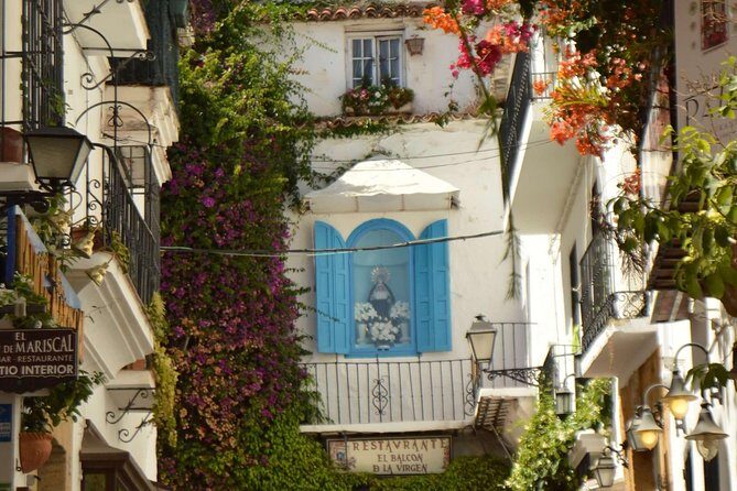 Marbella: group walking Tour - Iglesia Mayor de la Encarnacion: church views and Arab castle ruins