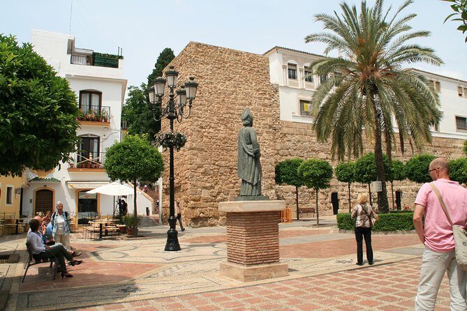 Marbella y Mijas Full Day Tour from Malaga - Nueva Andalucía street market: shopping time with atmosphere