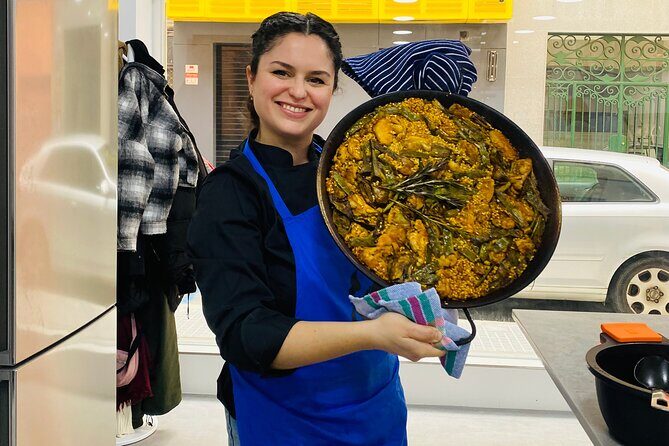 Paella and Sangria Workshop in Malaga - The instructors and teaching style: step-by-step, plus stories