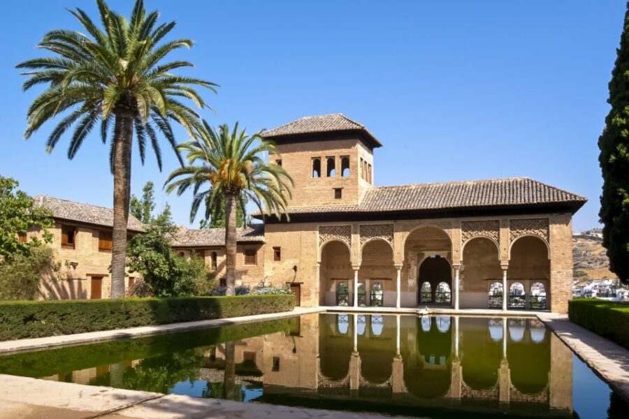 Private Alhambra Tour From Malaga & Surrounds - Your extra hour in and around Alhambra