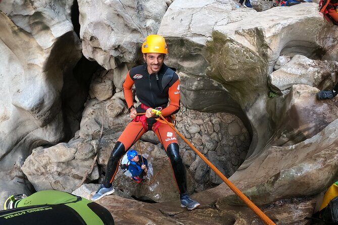 Private canyoning adventure in the Buitreras Canyon - First things first: your 9:30am start at Mesón Las Flores