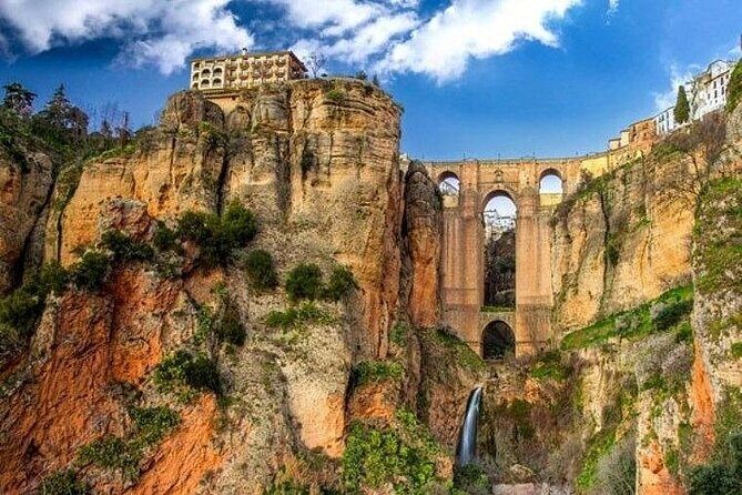 Private Tour of Ronda and Setenil de Las Bodegas - Ronda’s guided walk: Plaza de Toros and Puente Nuevo