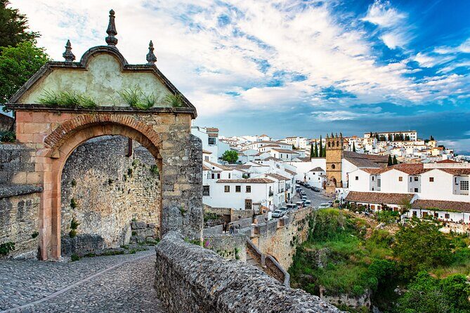 Ronda Self-Guided Audio Tour with Andalucia Travel Expert - Getting your bearings: Alameda del Tajo and the Lady Goyesca start