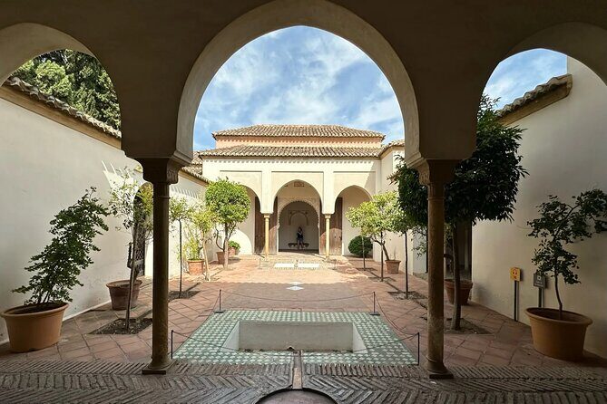Ultimate Malaga History & Tapas - All Included Full Experience - Tapas and wine in two local bars: included, but timing matters